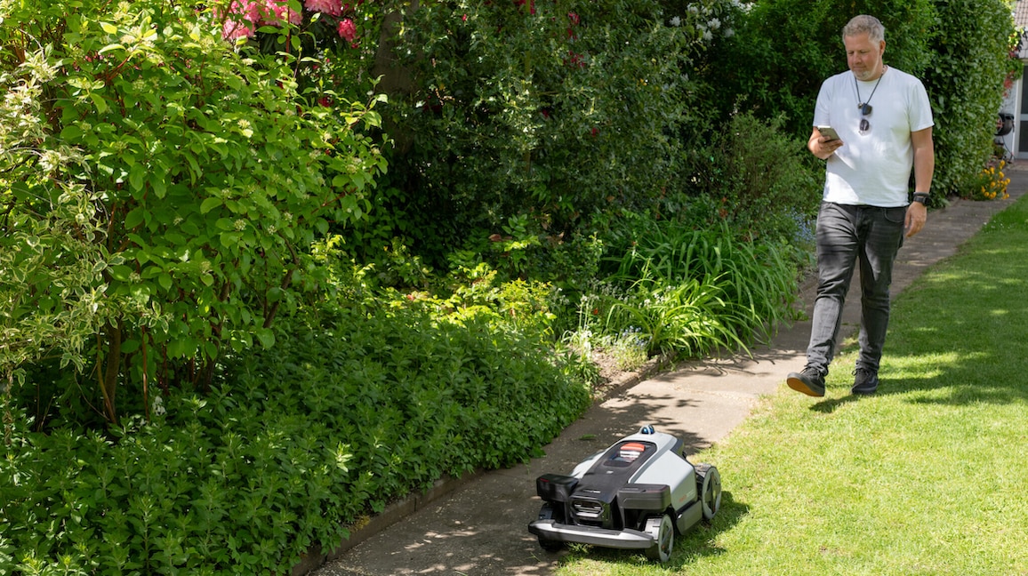 Roborock RockMow Z1 LiDAR während der Kartierung einer Rasenfläche.