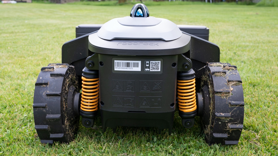 Rückansicht des Roborock RockMow Z1 LiDAR mit gefederter Hinterachse und grobstolligen Antriebsrädern.