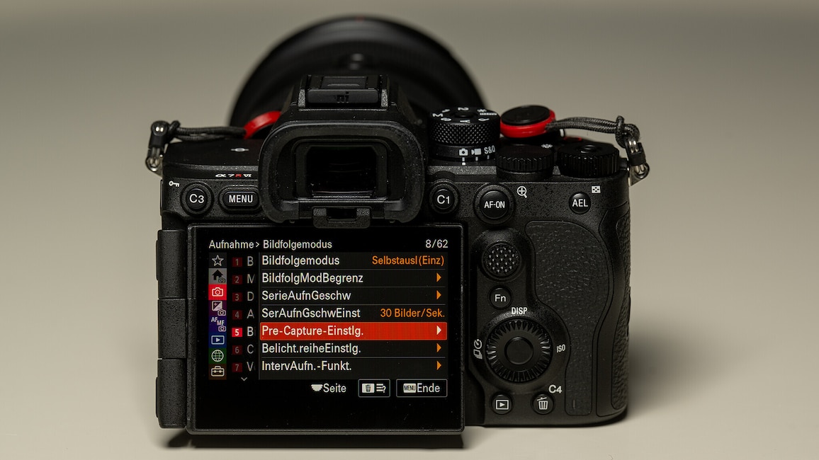 Rückansicht der Sony Alpha 7R VI mit leicht ausgeklapptem Display. Auf dem Display ist das Kameramenü zu sehen.