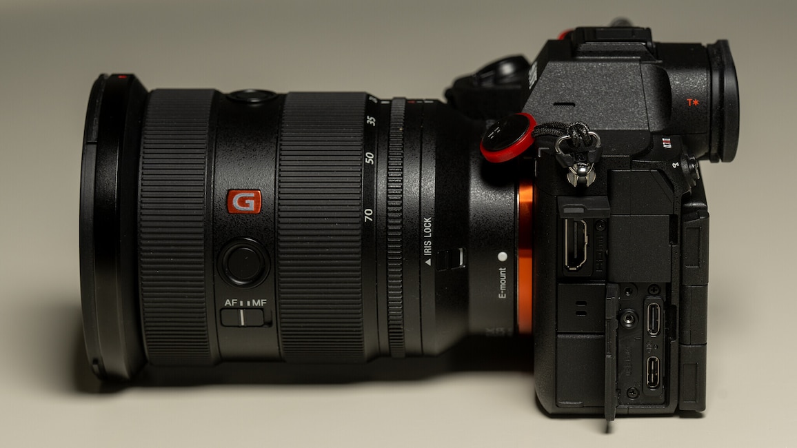 Seitenansicht der Sony Alpha 7R VI mit geöffneten Klappen für die HDMI- und USB-C-Buchsen.