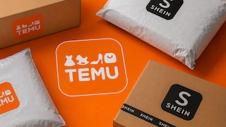 Mehrere Versandpakete von TEMU und SHEIN liegen auf einem leuchtend orangefarbenen Hintergrund. In der Mitte befindet sich ein großes TEMU-Logo, umgeben von weißen Versandtaschen und braunen Kartons mit den Markenlogos beider Onlinehändler. Die Darstellung symbolisiert den Wettbewerb zwischen den E-Commerce-Plattformen TEMU und SHEIN.