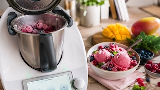 Der Thermomix verwandelt gefrorene Früchte innerhalb kurzer Zeit in Sorbet, Fruchteis oder Frozen Joghurt.