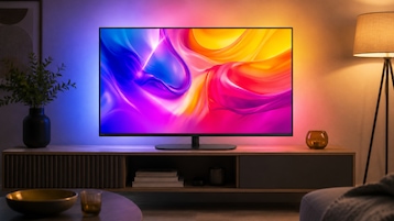 Philips The One 43PUS9000 mit eingeschaltetem Ambilight im Wohnzimmer