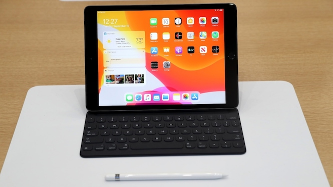iPad mit Tastatur-Case und Pencil im Store