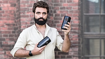 Test-Redakteur Richard W. Schaber zeigt die Mini-Beamer Nebula Capsule 3 in der LED- und Laser-Variante vor.