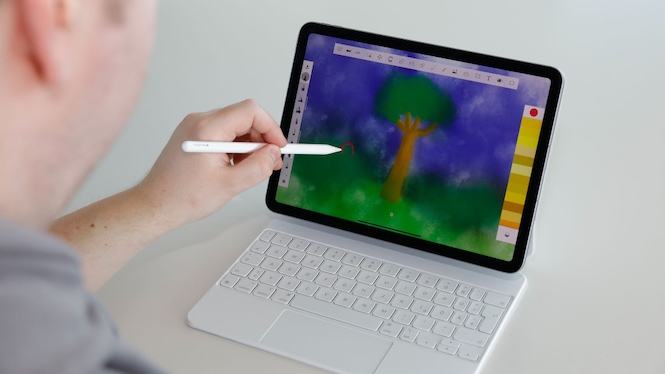 Redakteur zeichnet am iPad Pro 11" (M5)