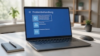 Ein aufgeklappter Laptop steht auf einem Schreibtisch. Auf dem Bildschirm ist ein blauer Windows Bildschirm mit der Überschrift Problembehandlung zu sehen. Darunter werden drei Optionen angezeigt, darunter Zeitpunktwiederherstellung, Diesen PC zurücksetzen und Erweiterte Optionen. Links neben dem Laptop liegt ein Notizbuch mit einem Stift, rechts steht eine Computermaus. Im Hintergrund sind ein Fenster und ein Regal mit Pflanzen zu sehen.