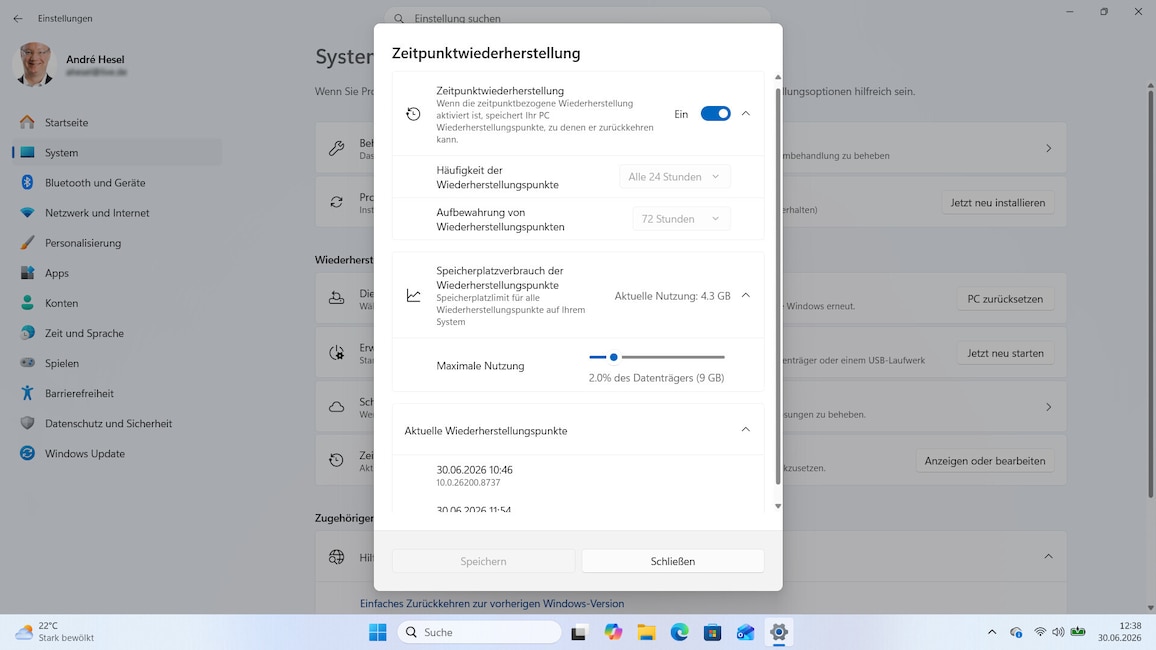 Windows Einstellungsfenster mit einem geöffneten Dialog zur Zeitpunktwiederherstellung. Oben ist die Option Zeitpunktwiederherstellung aktiviert. Darunter sind Einstellungen zur Häufigkeit und Aufbewahrung von Wiederherstellungspunkten zu sehen. Im mittleren Bereich wird der Speicherplatzverbrauch angezeigt mit einem Schieberegler für maximale Nutzung und einer Angabe von 2.0 Prozent des Datenträgers. Unten ist eine Liste mit aktuellen Wiederherstellungspunkten mit Datum und Uhrzeit sichtbar. Im Hintergrund ist die Kategorie System in den Einstellungen zu erkennen.