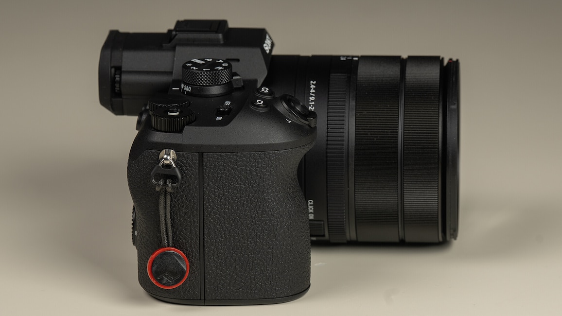 Ansicht der linken Seite der Sony Cyber-shot RX10 V auf einem hellen Tisch.