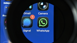 WhatsApp-Logo auf einem Smartphone.