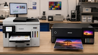 Canon MAXIFY GX7150 und Epson EcoTank ET-8550 zusammen auf einem Bild, getrennt durch einen "VS."-Schriftzug