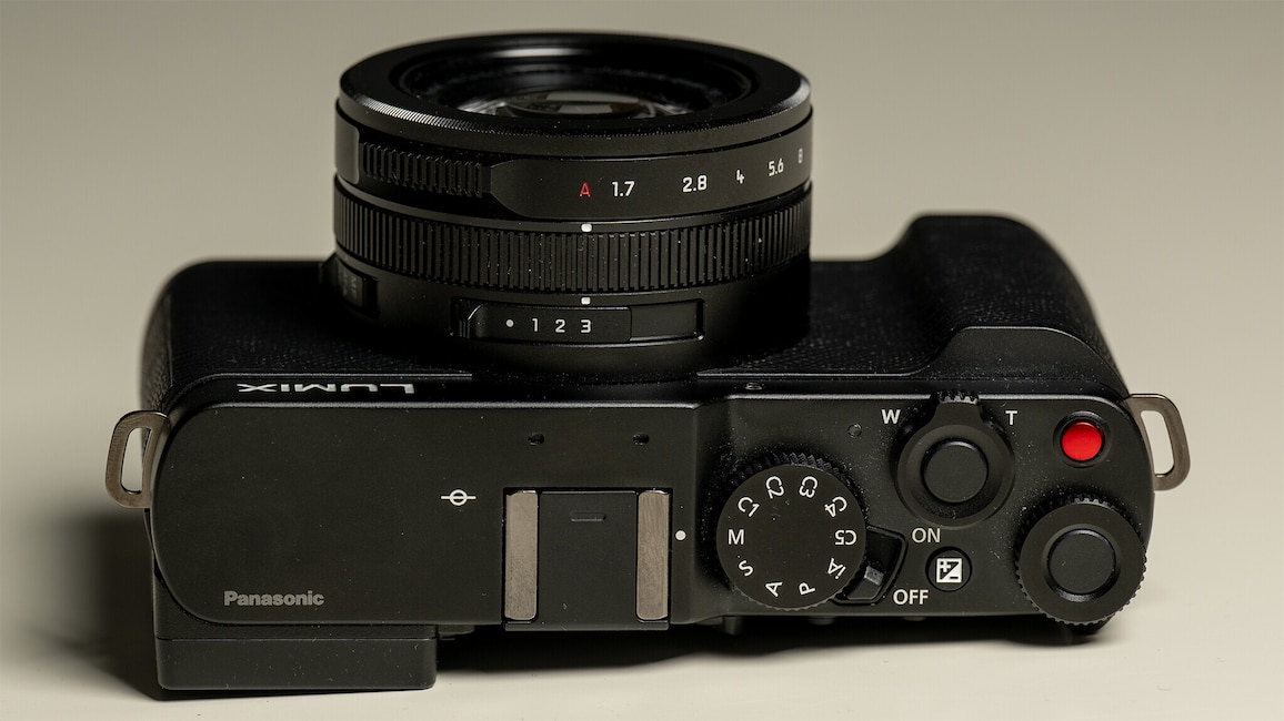 Ansicht der Oberseite der Panasonic Lumix L10. Die Kamera liegt auf einem weißen Tisch.