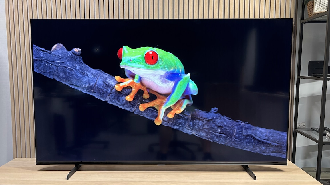 Von OLED-Schwarz ist der Hisense 65E7S ein gutes Stück entfernt und das Glossy Display spiegelt etwas.