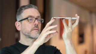 Ressortleiter Christian Just mit dem Falthandy Motorola Razr Fold im Test