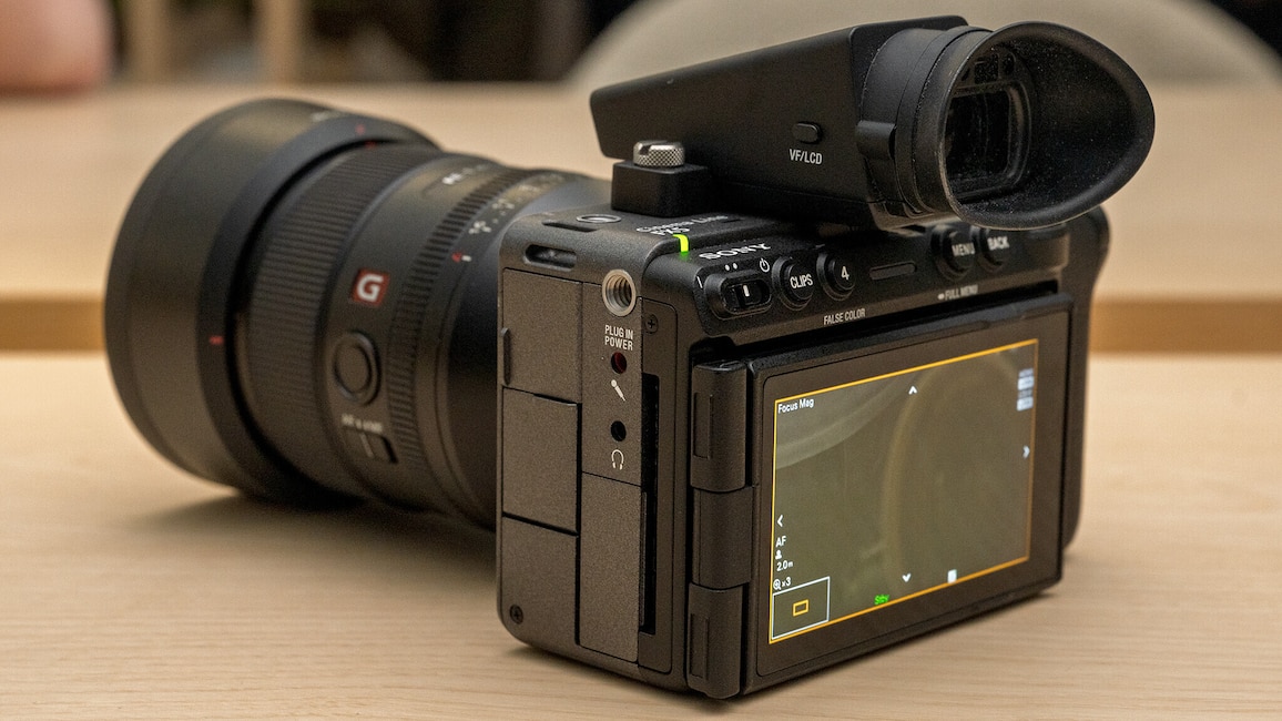 Kompaktes Cinema-Kraftpaket: die Sony FX5 – hier bestückt mit dem hochlichtstarken FE 35mm F1.4 GM sowie dem aufgesetzten elektronischen Sucher (EVF) für präzise Motiverfassung.