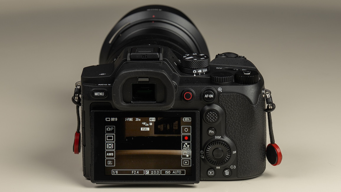 Ansicht der Sony Cyber-shot RX10 V von hinten. Auf dem Display sind die Touchbedienelemente zu sehen.