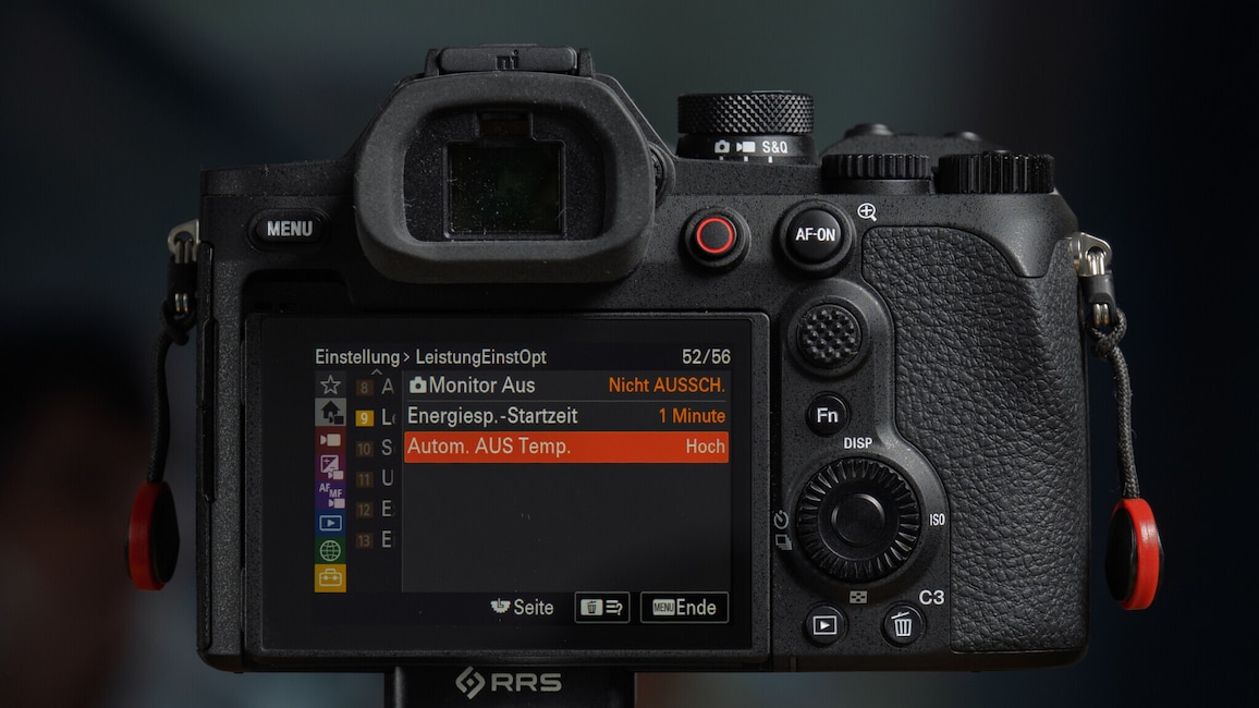 Rückansicht der Sony Cyber-shot RX10 V. Auf dem Display sind die Temperatureinstellungen für Videoaufnahmen zu sehen.