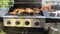 Gasflaschen sollten im Sommer möglichst schattig, gut belüftet und immer aufrecht gelagert werden.