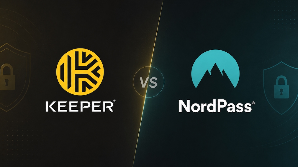 Eine zweigeteilte Vergleichsgrafik stellt die Passwort-Manager Keeper und NordPass gegenüber. Links auf schwarzem Hintergrund befindet sich das gelb-schwarze Keeper-Logo mit dem Schriftzug „KEEPER“. Rechts auf dunkelblauem Hintergrund sind das türkisfarbene NordPass-Logo und der Schriftzug „NordPass“ zu sehen. In der Mitte trennt eine diagonale Linie beide Seiten; darüber steht ein Kreis mit der Aufschrift „VS“. Im Hintergrund sind dezent stilisierte Schloss-Symbole und grafische Elemente zu sehen, die das Thema Sicherheit und Datenschutz unterstreichen.