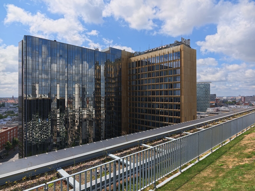 Das Weitwinkel holt das komplette Springer-Hochhaus ins Bild.