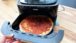 Die S-Fry Pizza & More von Severin bietet Platz für eine ganze Pizza und soll dank Ober- und Unterhitze besonders knusprige Ergebnisse liefern.