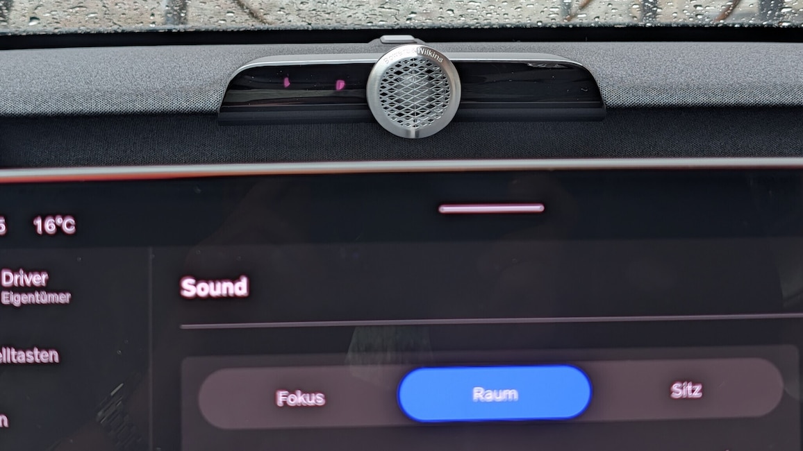 Was nützen ein Audiosystem von Bowers & Wilkins mit 1.820 Watt Leistung und 28 Lautsprechern, wenn der DJ die Musikwünsche nicht checkt?
