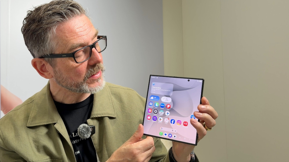 Ressortleiter Christian Just mit dem Samsung Galaxy Z Fold 8 Ultra.