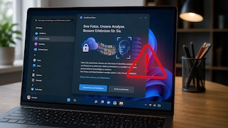 Das Bild zeigt einen geöffneten Laptop auf einem Schreibtisch in einer Büro- oder Arbeitsumgebung. Auf dem Bildschirm ist die Benutzeroberfläche von Windows zu sehen. Im Vordergrund befindet sich ein großes Dialogfenster der Anwendung „OneDrive Fotos“. Im Fenster steht gut sichtbar der Text: „Ihre Fotos. Unsere Analyse. Bessere Erlebnisse für Sie.“ Darunter wird erläutert, dass Fotos in OneDrive analysiert werden können, um Personen zu erkennen, Alben automatisch zu erstellen und personalisierte Vorschläge zu machen. Am unteren Rand befinden sich zwei Schaltflächen: „Zustimmen und fortfahren“ sowie „Nicht zustimmen“. Neben dem Text sind Grafiken zu sehen, darunter ein Wolkensymbol mit Schloss, mehrere kleine Porträtbilder, eine digitale Gesichtserkennung mit markiertem Gesicht und stilisierte Serversymbole. Diese Elemente sollen die Analyse und Speicherung von Fotos in der Cloud darstellen. Über dem Dialogfenster wurde ein großes rotes Warnsymbol eingefügt. Es besteht aus einem roten Dreieck mit einem Ausrufezeichen in der Mitte und hebt sich deutlich vom dunklen Hintergrund ab. Das Symbol vermittelt einen Hinweis auf mögliche Datenschutz- oder Sicherheitsbedenken. Links auf dem Bildschirm befindet sich die Windows-Startansicht mit verschiedenen Anwendungen, darunter OneDrive, OneNote, Outlook, Paint und Fotos. Die Anwendung „OneDrive Fotos“ ist hervorgehoben. Der Laptop steht auf einem Holzschreibtisch. Rechts daneben befindet sich ein schwarzer Stiftehalter mit mehreren Stiften und Bleistiften. Im Hintergrund sind ein Regal, eine Schreibtischlampe und ein Fenster zu erkennen. Die Umgebung ist unscharf dargestellt, sodass der Fokus auf dem Laptop-Bildschirm liegt. Die Farben des Bildes werden von dunklen Blau- und Schwarztönen des Windows-Hintergrunds sowie dem auffälligen Rot des Warnsymbols bestimmt. Das Bild vermittelt den Eindruck eines Berichts oder Artikels über die automatische Fotoanalyse von Microsoft OneDrive und mögliche Datenschutzfragen.