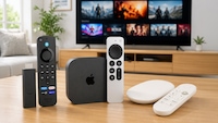 Amazon Fire TV Stick 4K, Apple TV 2022 und Google TV Streamer 4K befinden sich nebeneinander auf dem Tisch