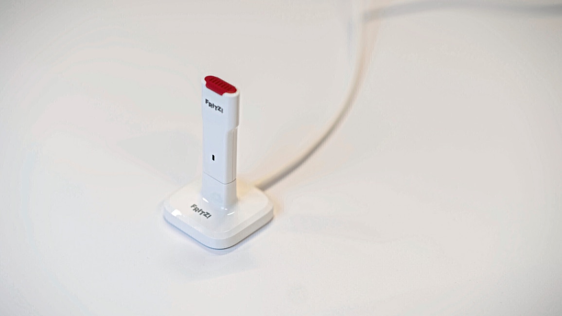 FritzWLAN Stick 6700 mit Standfuß auf weißem Hintergrund