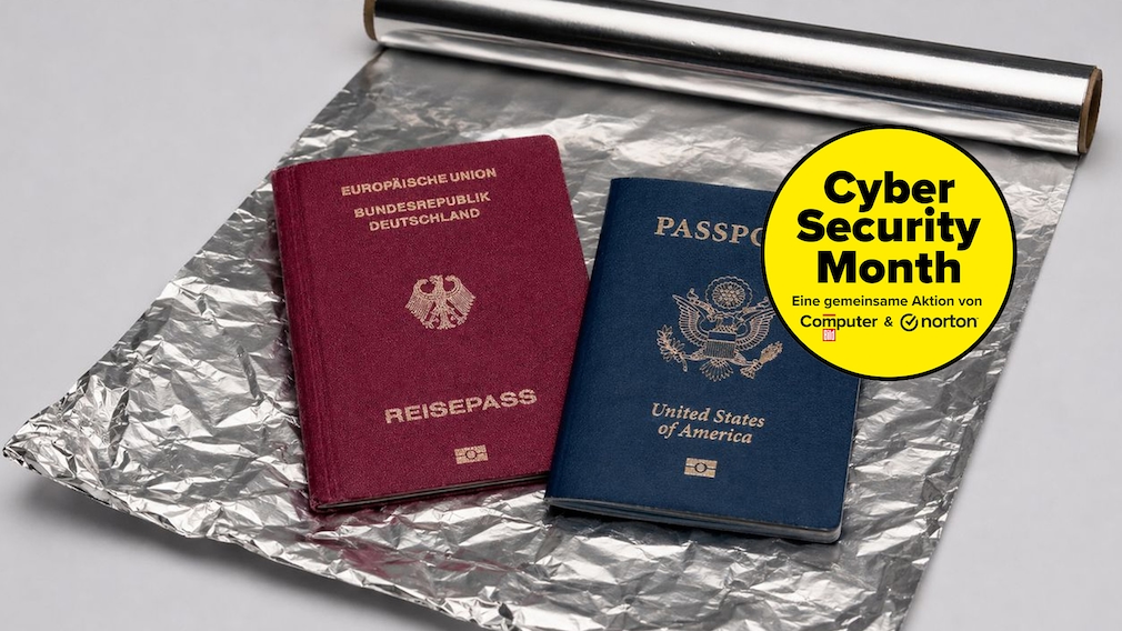 Zwei Reisepässe liegen auf einem ausgebreiteten Bogen Alufolie. Links liegt ein bordeauxroter deutscher Reisepass mit der goldenen Aufschrift „Europäische Union – Bundesrepublik Deutschland – Reisepass“, rechts ein dunkelblauer US-amerikanischer Reisepass mit der Aufschrift „Passport United States of America“. Im Hintergrund ist eine teilweise abgerollte Rolle Alufolie zu sehen. Die Aufnahme entstand vor einem hellen, neutralen Hintergrund.