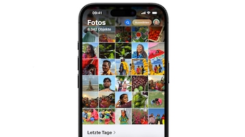 Screenshot eines Smartphones vor hellem, einfarbigem Hintergrund. Auf dem Display ist die Fotos-App von iOS geöffnet. Oben steht „Fotos“ sowie „8.342 Objekte“. Darunter ist eine Rasteransicht mit vielen kleinen Vorschaubildern zu sehen, darunter Pflanzen, Obst und Gemüse, Personen, Landschaften und weitere Motive. Oben rechts befinden sich die Schaltflächen „Auswählen“ und ein rundes Profilbild. Unten im sichtbaren Bereich steht die Überschrift „Letzte Tage“. In der Statusleiste oben links ist die Uhrzeit 09:41 zu sehen.