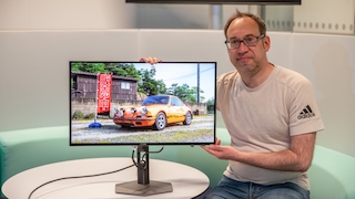 Redakteur sitzt neben AOC Agon Pro AGP277QKDC