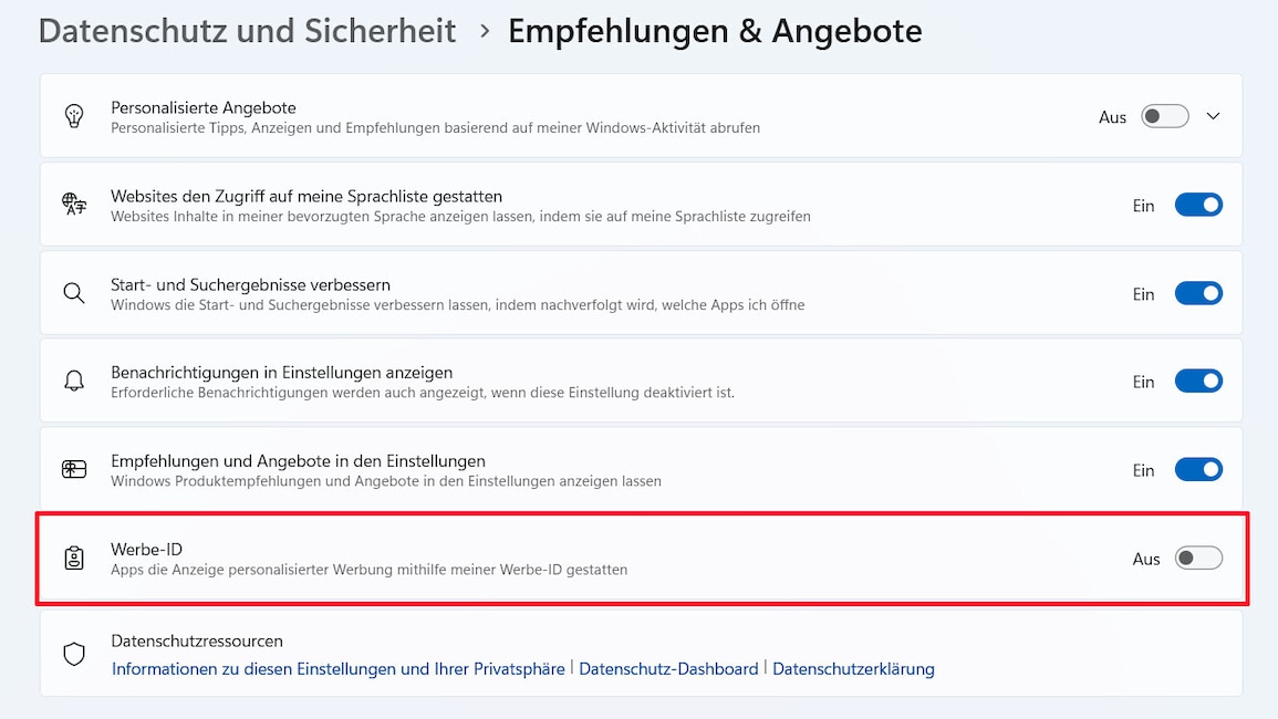 Screenshot der Windows-11-Einstellungen im Bereich Datenschutz und Sicherheit > Empfehlungen & Angebote. Mehrere Datenschutzoptionen sind untereinander aufgelistet, jeweils mit Beschreibung und Ein-Aus-Schalter. Sichtbar sind unter anderem die Einträge Personalisierte Angebote, Websites den Zugriff auf meine Sprachliste gestatten, Start- und Suchergebnisse verbessern, Benachrichtigungen in Einstellungen anzeigen, Empfehlungen und Angebote in den Einstellungen sowie Werbe-ID. Der Bereich Werbe-ID ist durch einen roten Rahmen hervorgehoben. Darunter steht die Beschreibung „Apps die Anzeige personalisierter Werbung mithilfe meiner Werbe-ID gestatten“. Rechts daneben befindet sich ein Schalter mit dem Status Aus. Im unteren Bereich ist der Abschnitt Datenschutzressourcen mit den Links Informationen zu diesen Einstellungen und Ihrer Privatsphäre, Datenschutz-Dashboard und Datenschutzerklärung zu sehen. Die Oberfläche verwendet helle Grau- und Weißtöne mit blauen Schaltern für aktivierte Optionen.