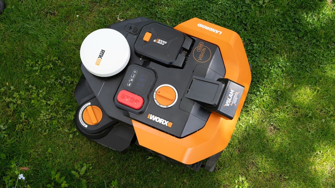 Blick von oben auf orangen Mähroboter von Worx.