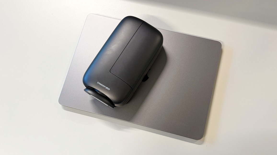 Dwarf Mini liegt auf einem MacBook Air und zeigt den Größenunterschied zum Notebook.