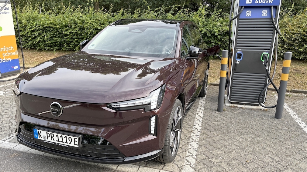 E-SUV Volvo EX90 an einer HPC-Ladesäule