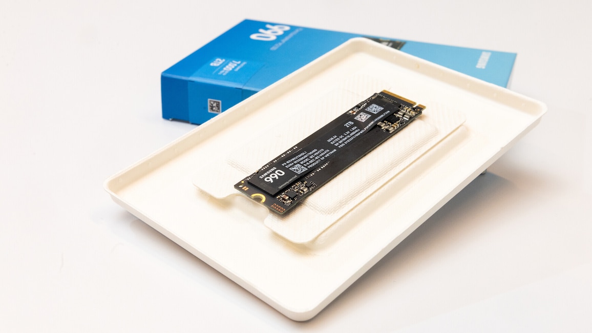 Samsung 990 liegt auf der Innenverpackung. Im Hintergrund: die äußere Verpackung