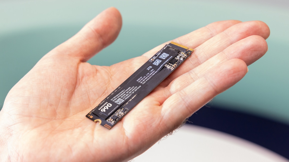 Samsung 990 liegt in der Hand des Testers