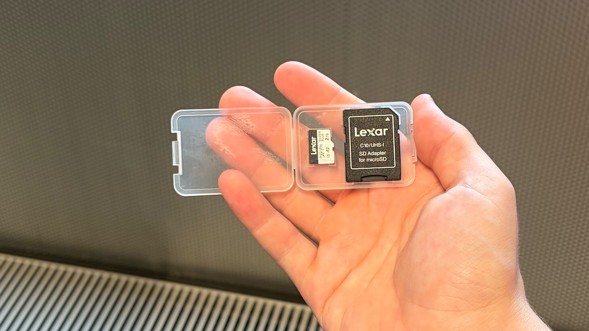 Für unterwegs reicht die kleine Kunststoffbox. Wer mehrere microSD-Karten mitnimmt, sollte sich aber ein besseres Etui besorgen.