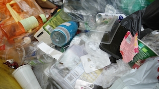 Weniger Verpackung, mehr Mehrweg und kleinere Versandkartons. Die neuen EU-Regeln sollen den Verpackungsmüll Schritt für Schritt reduzieren.