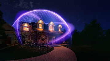 Einfamilienhaus bei Nacht mit beleuchteten Fenstern und geschwungenem Pflasterweg im Vordergrund. Über dem Gebäude liegt eine halbtransparente, violett leuchtende Kuppel aus hexagonalen Linien und Punkten. Mehrere helle Lichtbänder verlaufen um die Kuppel. Im Hintergrund sind ein dunkler Nachthimmel mit Sternen sowie Bäume und Sträucher rund um das Haus zu sehen.