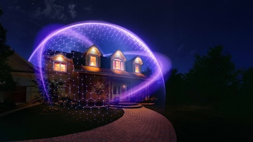 Einfamilienhaus bei Nacht mit beleuchteten Fenstern und geschwungenem Pflasterweg im Vordergrund. Über dem Gebäude liegt eine halbtransparente, violett leuchtende Kuppel aus hexagonalen Linien und Punkten. Mehrere helle Lichtbänder verlaufen um die Kuppel. Im Hintergrund sind ein dunkler Nachthimmel mit Sternen sowie Bäume und Sträucher rund um das Haus zu sehen.
