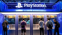 Besucher spielen Videospiele am PlayStation-Stand wÀhrend der ChinaJoy-Messe in Shanghai