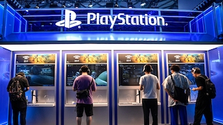 Besucher spielen Videospiele am PlayStation-Stand während der ChinaJoy-Messe in Shanghai