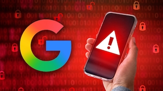 Google-Logo neben einem Smartphone mit roter Meldung