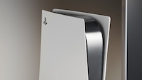 WeiĂe Sony PlayStation 5 im Hochformat vor neutralem Hintergrund. Die Konsole ist aus schrĂ€ger Perspektive aufgenommen, das schwarze Mittelteil wird von den markanten weiĂen Seitenabdeckungen eingerahmt. Das PlayStation-Logo ist auf der Vorderseite sichtbar. Die PS5 steht stellvertretend fĂŒr Sonys aktuelle Konsolengeneration, wĂ€hrend die PlayStation 6 weiter auf sich warten lĂ€sst.