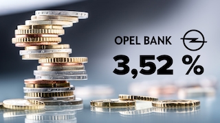 Gestapelte Münzen; Opel Bank Logo und 3,52 % Schriftzug