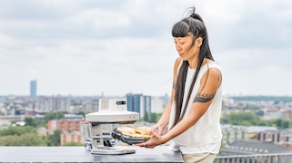 COMPUTER BILD-Redakteurin Manuela Trinh prüft im Praxis-Test die Handhabung des Ninja CRISPi PRO. Das Modell setzt auf Glasbehälter, die sich zum Garen, Servieren und Aufbewahren von Speisen nutzen lassen.