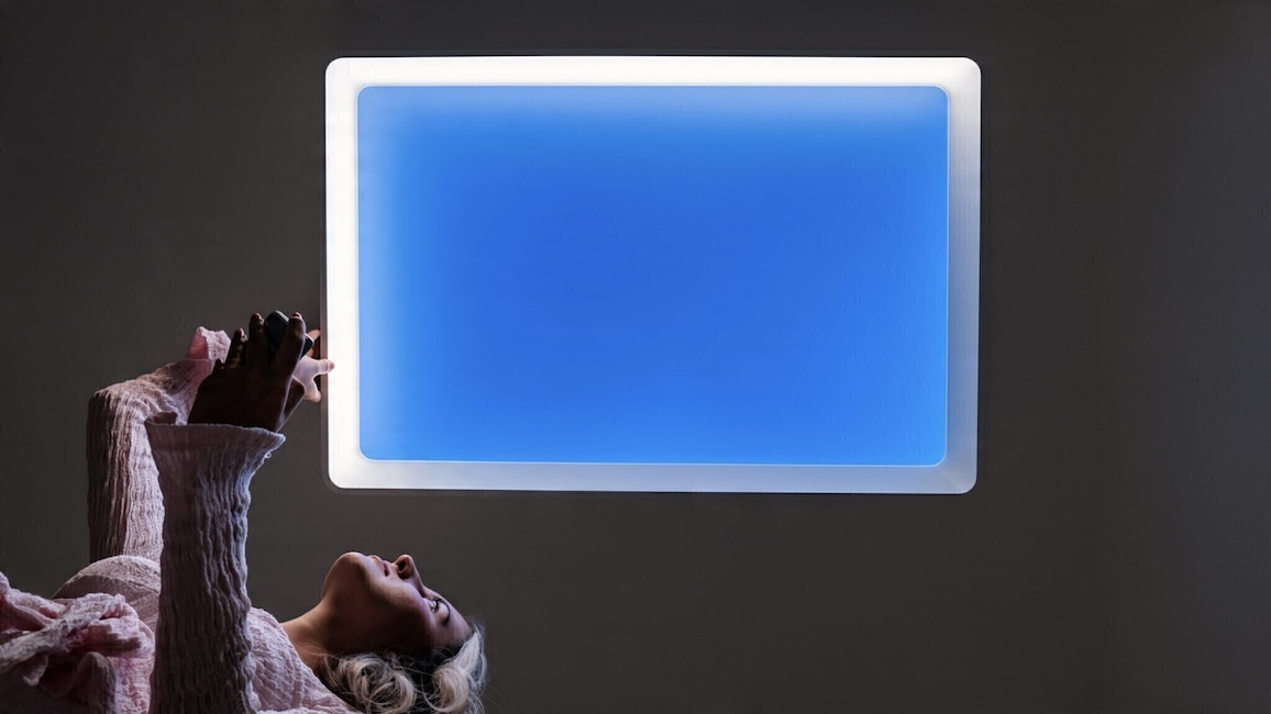 Eingeschaltet verändert sich der Eindruck deutlich: Die blaue Leuchtfläche erzeugt beim Blick von unten die Illusion eines Dachfensters.